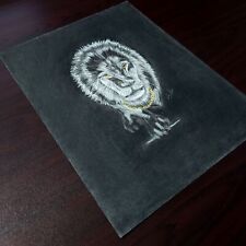 Porträtzeichnung eines Löwen mit dunklem Bleistift mit Kohlestiften direkt...