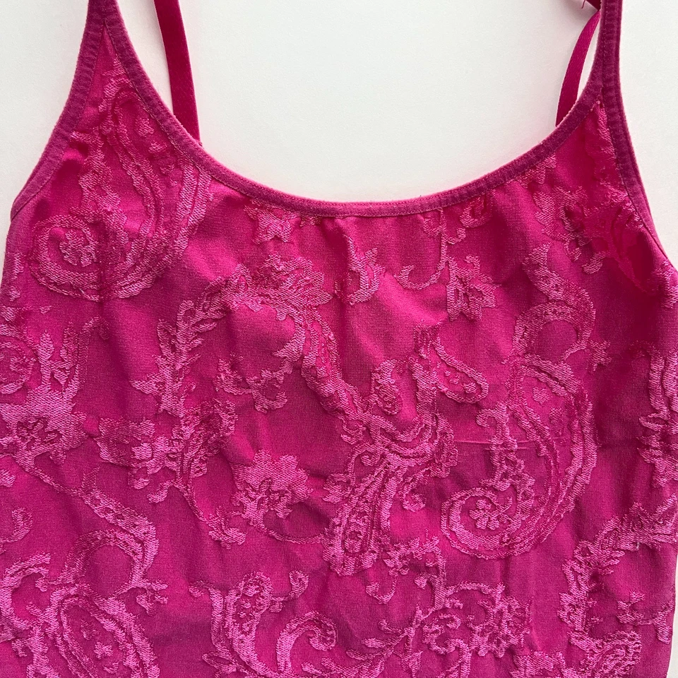 Camiseta sin mangas Victoria's Secret 3D cachemira cami mediana camisola elástica Foto 1 de 4