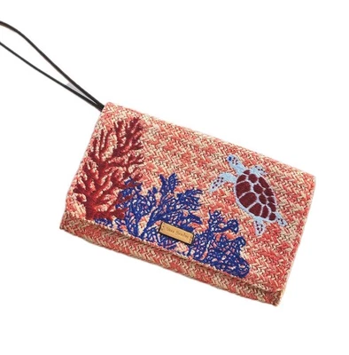 Клатч с ремешком Vera Bradley Straw Beach цвет морской черепахи с вышивкой коралловый розовый - Изображение 1 из 4