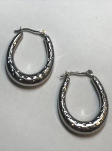 Pendientes de aro ovalados texturizados con corte de diamante de oro blanco de 14k de 18 mm x 24 mm CI - Imagen 1 de 10