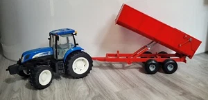 Ertl New Holland T7060 Tractor & Trailer with Hay Bale Plastic, Lights & Sounds - Picture 1 of 11