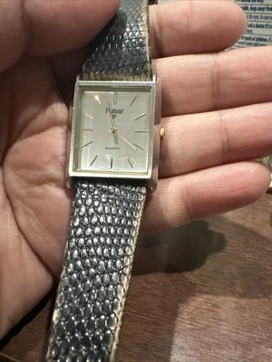 Reloj Tank Hombre Pulsar Vintage 28mm por Seiko Y561-5009 Gris Con Plateado Funcionando Foto 1 de 4