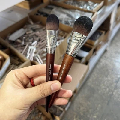 Make Up For Ever #108/104 Straight Large Foundation Brush New in Sleeve - Image 1 of 4