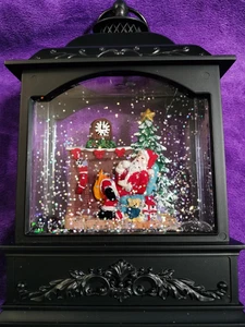 Weihnachten Schneekugel Laterne mit Musik & Timer, wirbelndes singendes Wasser Glitzeri - Bild 1 von 16