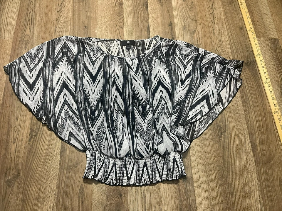 Blusa IZ Byer, para mujer talla pequeña, negra blanca, estampado integral, dobladillo ajustado Foto 1 de 4
