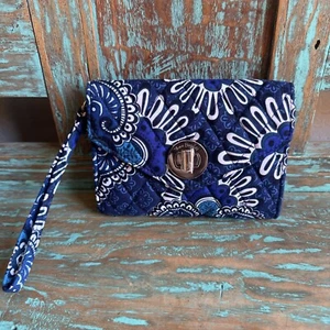 Vera Bradley Quilted Blue Wristlet Tapestry Turn Lock  Bag Wallet Travel Daily - Picture 1 of 7
