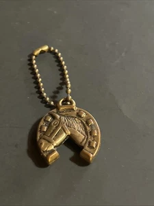 Vintage Hufeisen Glück Metall bronzefarben Anhänger Schlüsselanhänger Reißverschluss Ziehen MCM - Bild 1 von 2