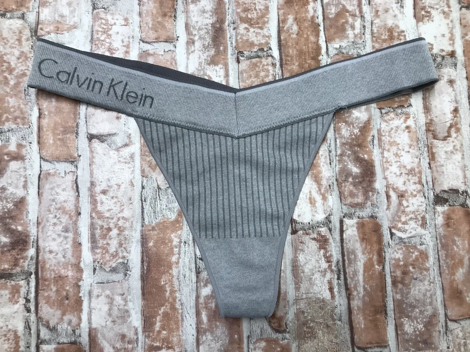Tanga Calvin Klein "Soporte Deportivo" Acanalado Nylon Logo Tanga Acanalado Gris Mediano Foto 1 de 4