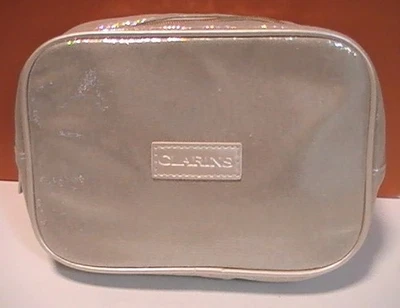 CLARINS - Bolsa de cosméticos beige súper brillante de poliéster 7,5 x 5 x 2 pulgadas. - NUEVO Foto 1 de 2