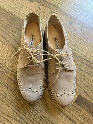 Zapatos Oxford con cordones de gamuza tostada punta de ala para mujer Charles David talla 7,5 Foto 1 de 4