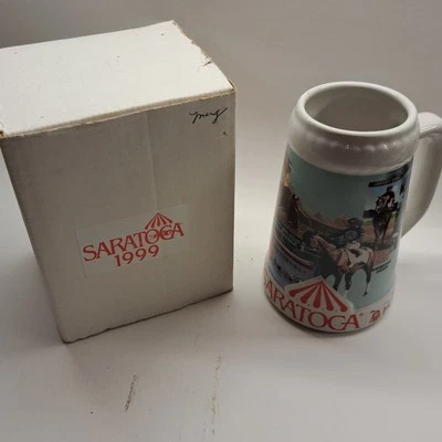 Saratoga Race Track Course 1999 Ограниченный Выпуск Stein Пивная Кружка Лошадь, NYRA НОВАЯ - Изображение 1 из 4