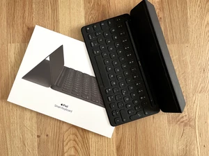 Klawiatura Apple Smart – używana, dobry stan, niemiecka, czarna - Zdjęcie 1 z 5