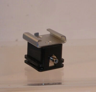 QUALITY FLASH SYNC LEAD ADAPTER SHOE IN FULL WORKING ORDER - Image 1 of 3