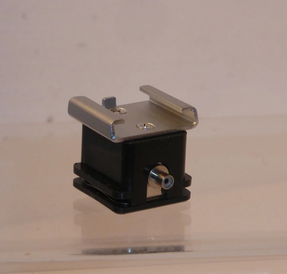 QUALITY FLASH SYNC LEAD ADAPTER SHOE IN FULL WORKING ORDER - Image 1 of 3