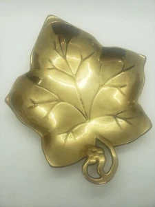 Vassoio vintage in ottone a forma di foglia d'uva 8,5" x 7" - Foto 1 di 6