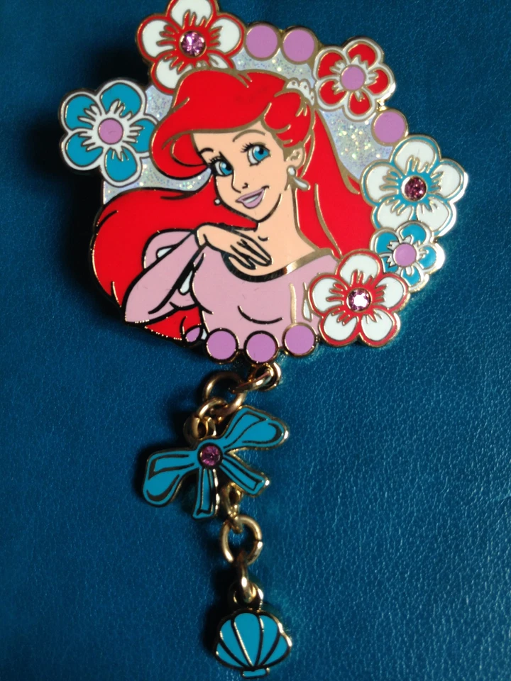 ОЧЕНЬ РЕДКИЕ БУЛАВКИ DISNEY DISNEYLAND ПАРИЖ: ПРИНЦЕССА АРИЭЛЬ РУСАЛОЧКА + ПОДВЕСКОЙ - Изображение 1 из 1