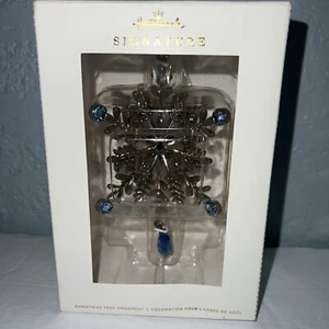 Hallmark Signature Decorazione Natalizia 2021 Fiocco di Neve con Strass Blu - Foto 1 di 3