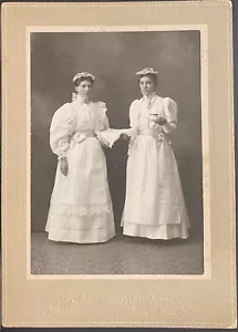 DUE CAMERIERE IN UNIFORMI AMIDACEE con VASSOIO E TAZZA DA TÈ FOTOGRAFIA PROFESSIONALE 1890 - Foto 1 di 4