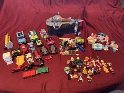 LEGO LAND BENNY’S SPACESHIP W/ LEGO + Mixed pc. Lot: Vehicles Mini-figs Friends - Image 1 of 4