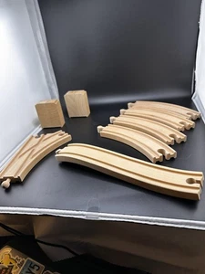 Konvolut 8 Stück Thomas Holzeisenbahn Eisenbahn Gleisstücke Brio Comp Risers - Bild 1 von 9