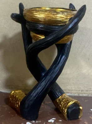 Un quemador de incienso con Iegs dorado y negro, en un maravilloso estilo semiantiguo Foto 1 de 2