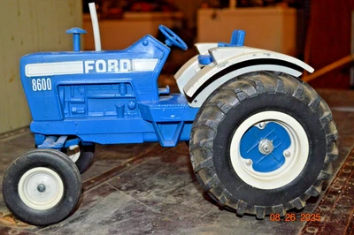 VINTAGE 1/12 ERTL 8600 FORD TRACTOR  WITH 3 PT HITCH - Image 1 of 4
