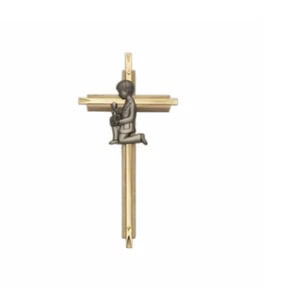 7" BRASS AND OAK WALL WITH CENTERED PEWTER FIRST COMMUNION BOY - Imagen 1 de 1