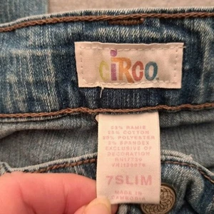 Circo Jeans GIRLS SIZE 7 Slim Denim Straight Leg Stretch medium wash school play - Picture 1 of 3