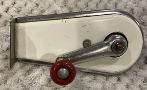 Affilacoltelli vintage Dazey Sharpit Off bianco scuro manico rosso modello 900 MCM - Foto 1 di 6