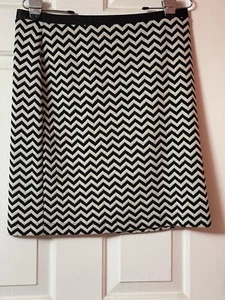 Karen Kane Black/White Chevron Stretch Skirt W/Faux Leather WB -size M - Picture 1 of 8