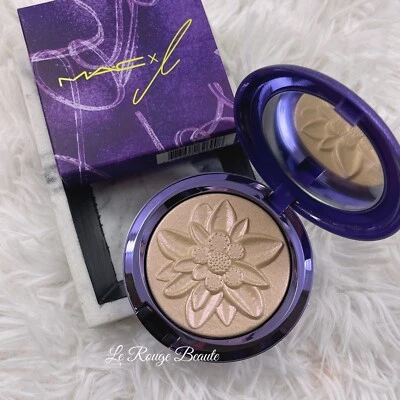 Mac X L isa Extra Dimension Skinfinish Highlighter - Snow Gold Limited Edition  - Image 1 of 3