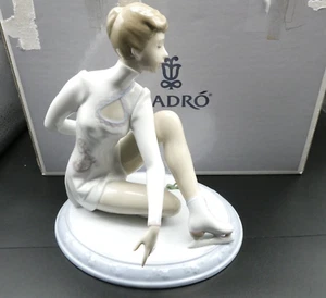 Llarro Figurine 6653 Elegance On Ice Boxed Perfect Condition - Picture 1 of 13