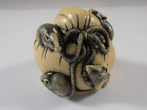 Japanische Netsuke Mäuse Ratte auf Reissack Tasche Harz Peabody Museum Salem Sammlung - Bild 1 von 7