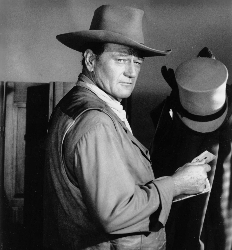 The Lucky Texan / The Desert Trail -  John Wayne  - DVD-R. - Image 1 of 1