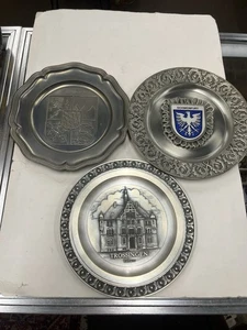 Tres platos decorativos colgantes de pared de peltre alemán vintage - Imagen 1 de 8