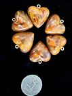 Lot de 40 pendentifs vintage en forme de cœur Lucite faux ambre dans son emballage d'origine