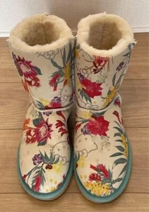 Botas medias Hello Kitty x UGG Collaboration flor silvestre JP23,5 cm - Imagen 1 de 6