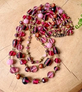 Collana Vintage Rosa Opaco Viola Pizzicato Stampato Vetro Arte Perline Catena 3 Fili - Foto 1 di 3