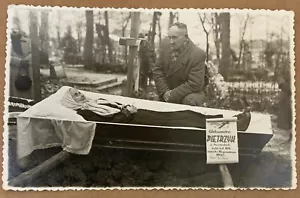 1950er Jahre alte Frau Post Mortem offener Sarg Friedhof Trauernde 1957 Foto - Bild 1 von 3