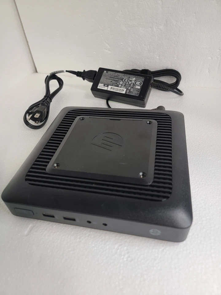 HP T520 FLEXIBLE Thin Client sin sistema operativo con cable de alimentación y adaptador de CA Foto 1 de 2