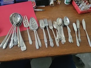 Lotto posate da tavolo e servizio assortite placcate argento 40+ pezzi vintage - Foto 1 di 1