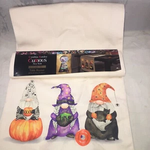 Corredor de mesa de Halloween Cynthia Rowley Curious Light Up Gnomo 14"x72" - Imagen 1 de 4