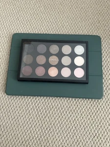 M.A.C Eye Shadow x 15 Cool Neutral Palette - Picture 1 of 2
