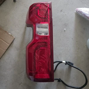 Silverado 1500 2019-2024 luz trasera del conductor LED | OEM USADO | 3C904G - Imagen 1 de 6