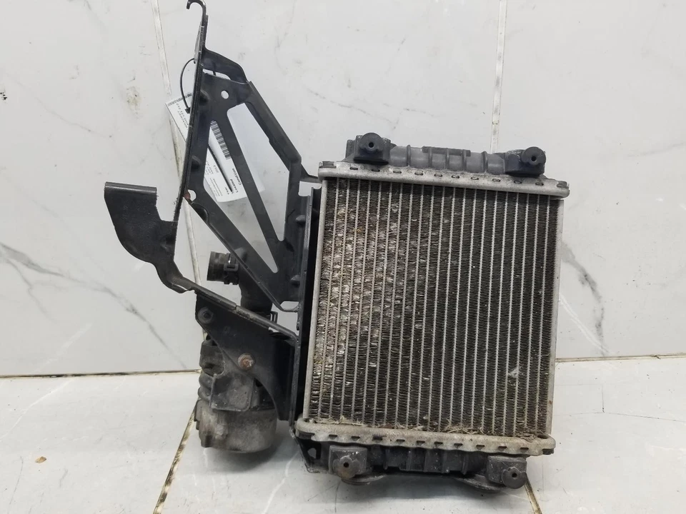 Audi A6 2013 radiador auxiliar izquierdo con soporte y bomba de agua P/N 4Go 121 212 #010538 Foto 1 de 4