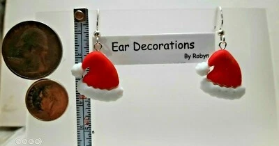 Brincos de chapéu de Papai Noel ganchos de prata sem níquel. Decorações de orelha por Robyn - Imagem 1 de 4