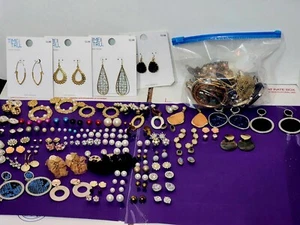 Lot Of 122 Pairs Of Costume Jewelry Earrings - Picture 1 of 10