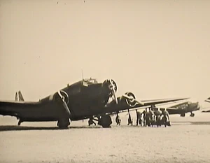 16mm USAAF Film 1940's "ID the German JU-52" RARE Transport Airplane - Imagen 1 de 20