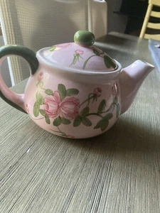 Tetera floral vintage rosa con tapa. Rosas con hojas verdes. Manija y perno verdes. - Imagen 1 de 3