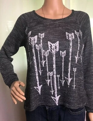 Top Pullover Lily White Junior Mujer Talla S Gris Blanco Estampado Flecha Línea A Usado en Excelente Condición Foto 1 de 4